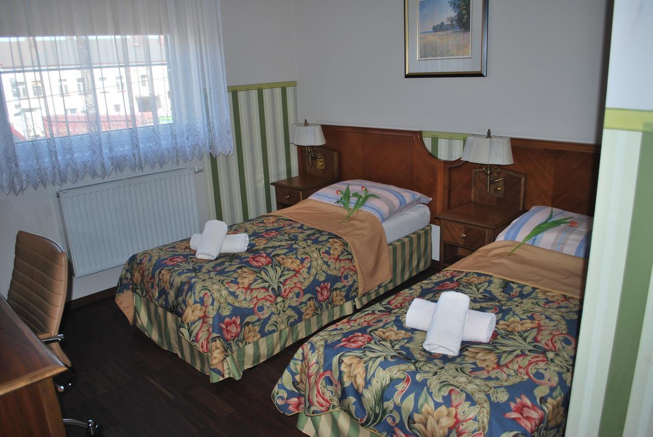 Noclegi Helios & Hotelowa Wielun Ngoại thất bức ảnh