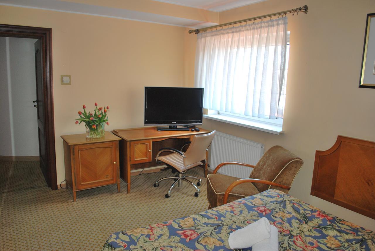 Noclegi Helios & Hotelowa Wielun Ngoại thất bức ảnh