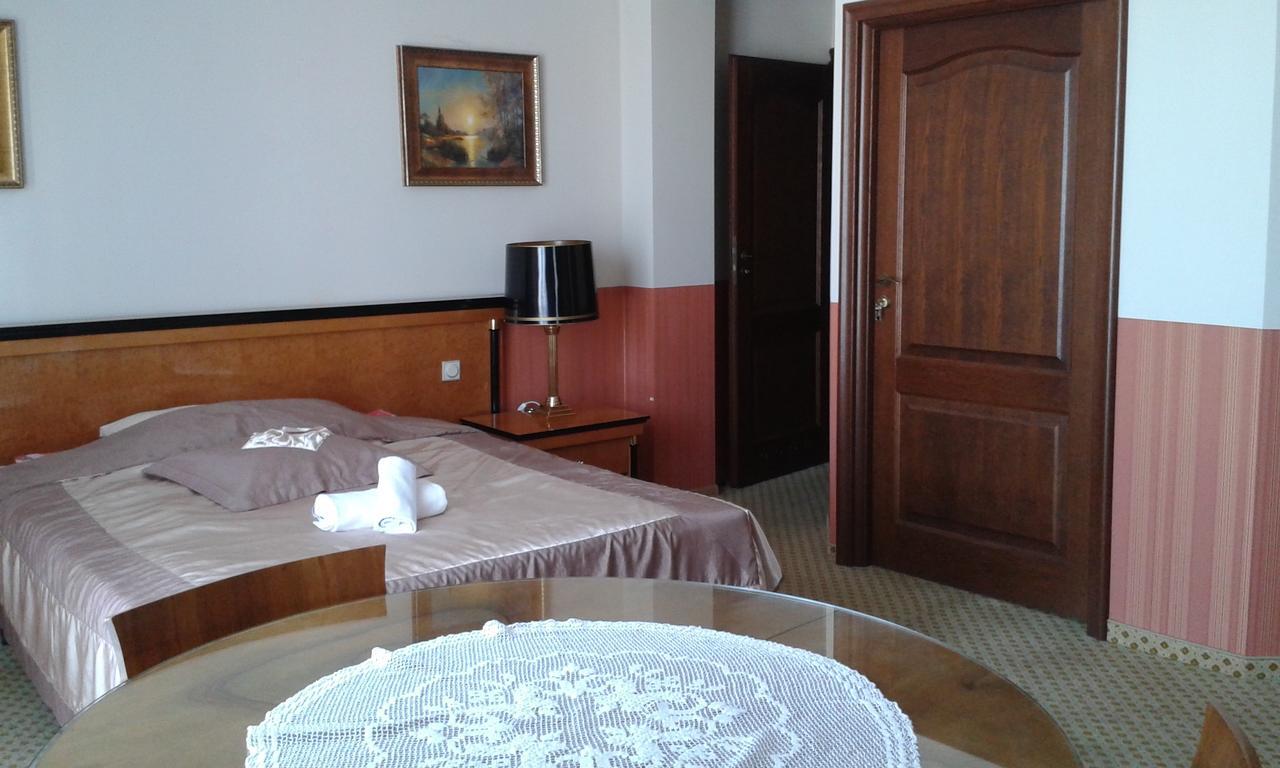 Noclegi Helios & Hotelowa Wielun Ngoại thất bức ảnh